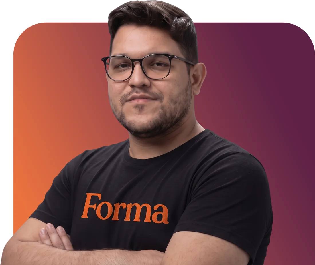 Lukas Nunes, CEO da Forma, de braços cruzados, com a camiseta preta da Forma
